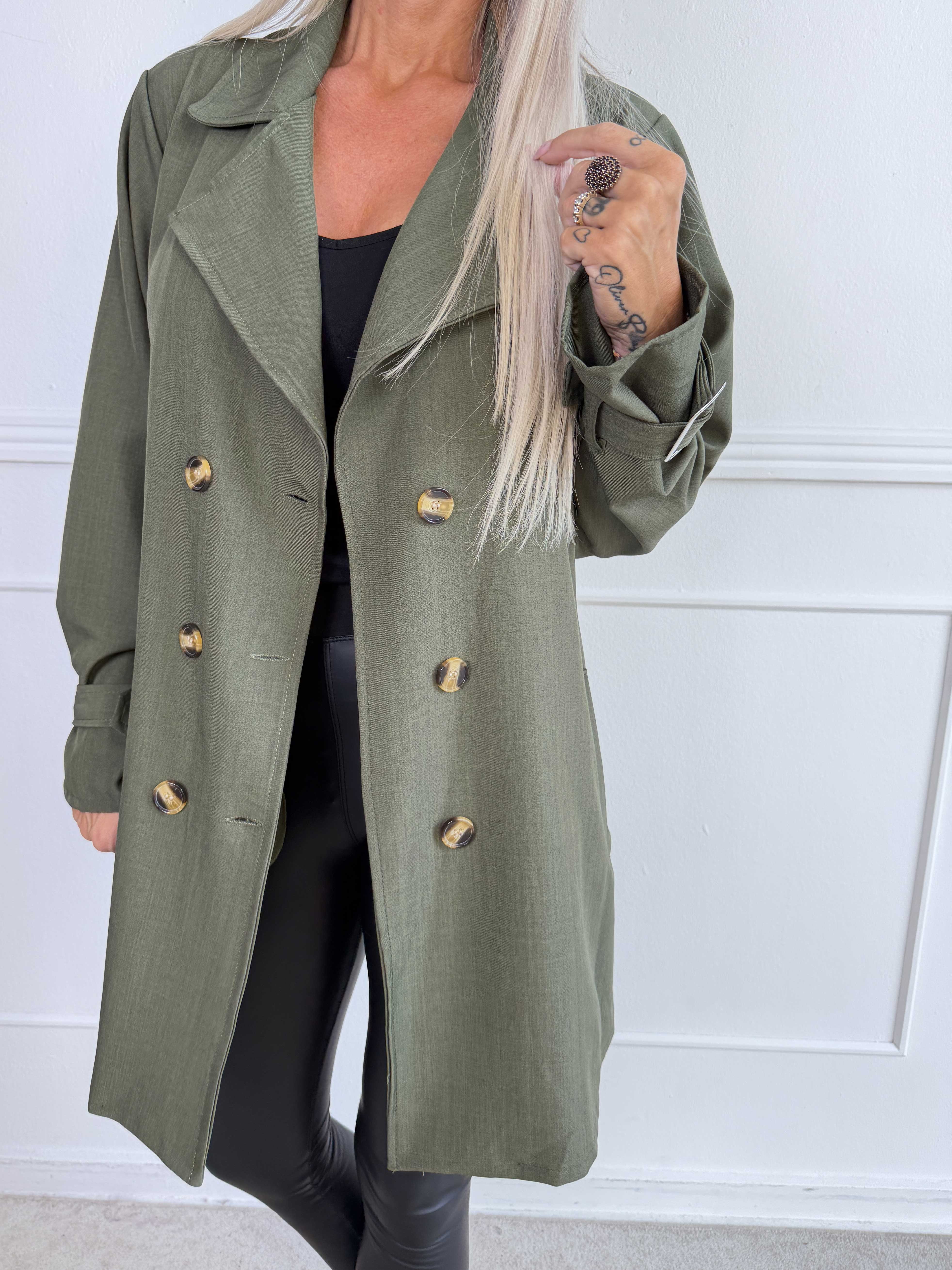 Sharpay Short 2.0 – Kort lätt plus size trenchcoat med knytskärp